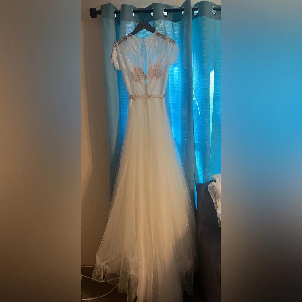 Gorgeous Vowed wedding dress with belt. - Picture 6 of 9